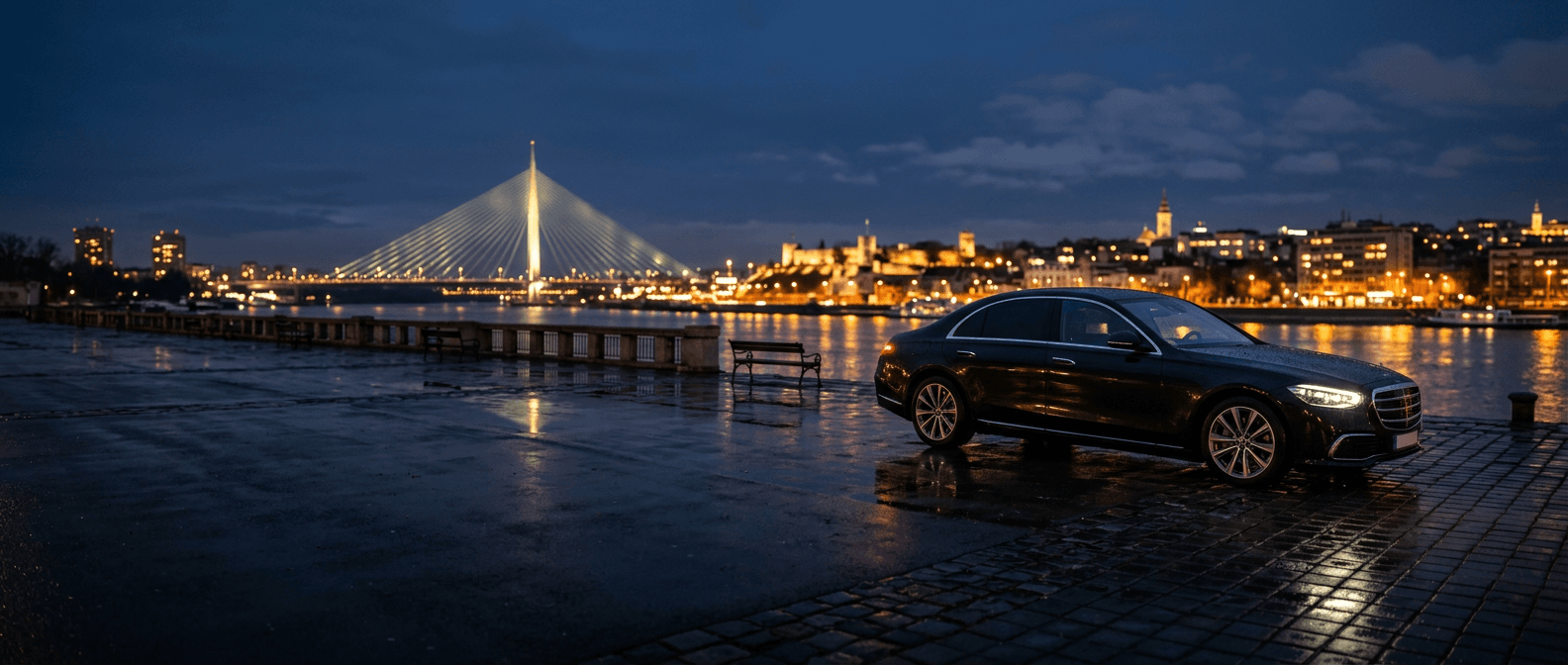 Premium automobil na obali Save u Beogradu noću, u pozadini Most na Adi
